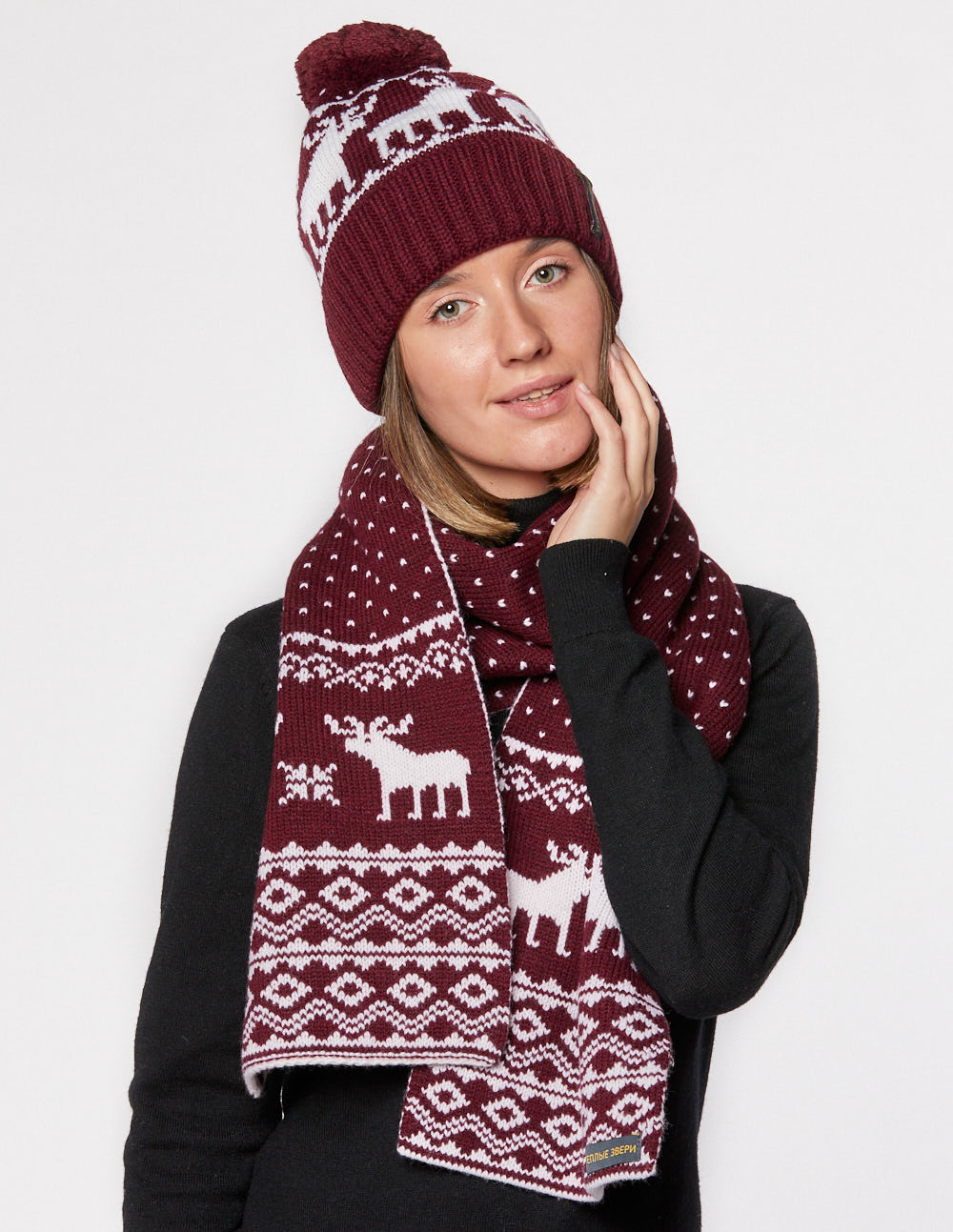 Женские шапка и шарф с оленями - фото4