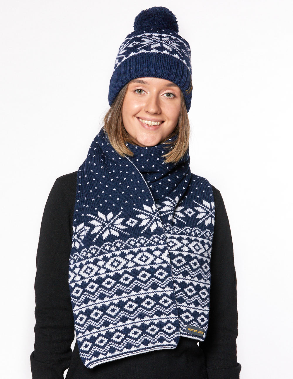 Женские шапка и шарф со снежинками - фото2