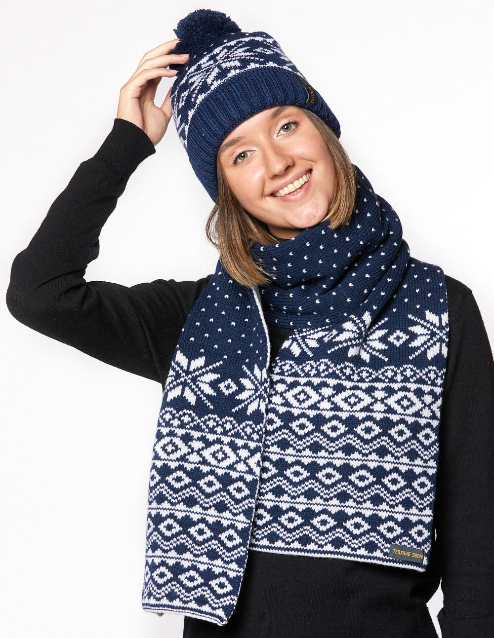 Женские шапка и шарф со снежинками - фото3