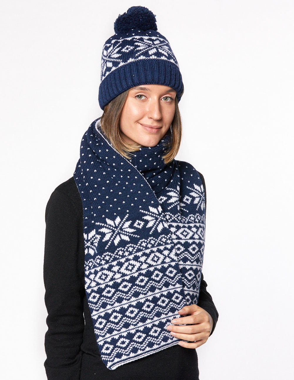 Женские шапка и шарф со снежинками - фото4