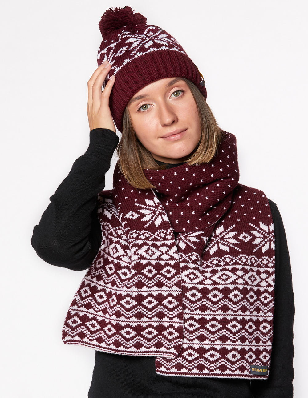 Женские шапка и шарф со снежинками - фото1