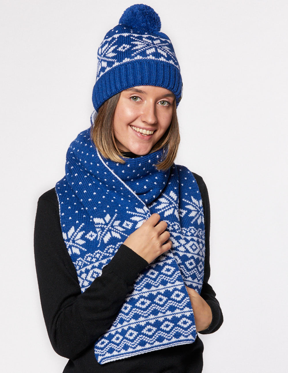 Женские шапка и шарф со снежинками - фото1